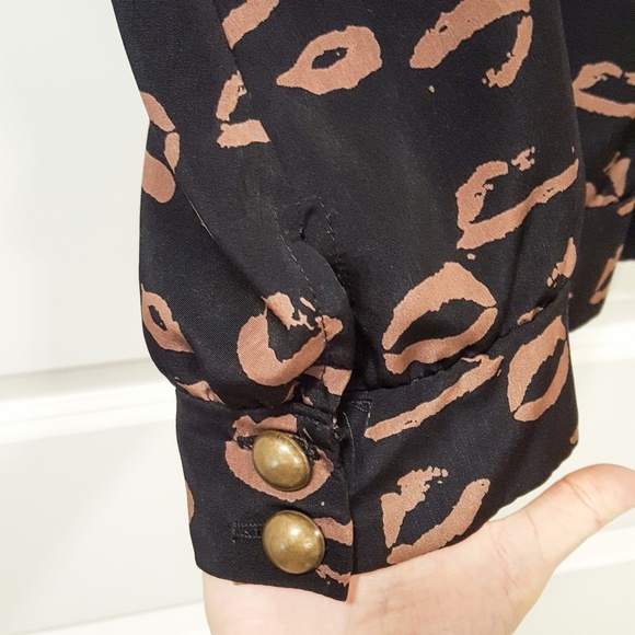 Audrey 3+1 Black and Gold Kiss Lips Top - Picture 4 of 5